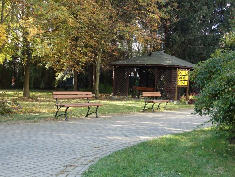 Budynek DPS mieści się na terenie pięknego ogrodu o powierzchni 18013 m2 ze starym drzewostanem, ławeczkami, altanką, alejkami spacerowymi, oraz ogrodem sensorycznym z którego Mieszkańcy mogą korzystać przez cały rok. Panują tu korzystne warunki mikroklimatyczne.